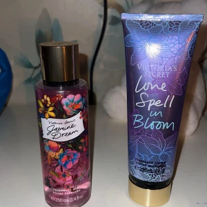 Victoria's Secret Jasmine Dream och Love Spell in Bloom - Säljer två härliga dofter från Victoria's Secret. Jasmine Dream är en Fragrance Mist på 250 ml med blommigt mönster och gyllene lock. Love Spell in Bloom är en Body Lotion på 236 ml i en lila tub med blommigt mönster. Perfekt för att känna sig fräsch och dofta underbart! 🌸har använt dessa några gånger så dom är inte helt fulla men extremt mycket kvar🫶🏻