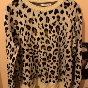 Leopard tröja Violeta by Mango - Säljer denna suuuperfina leopard tröjan från Violeta by Mango. Den är ganska tunn men såå mjuk och passar perfekt till hösten och vintern💓