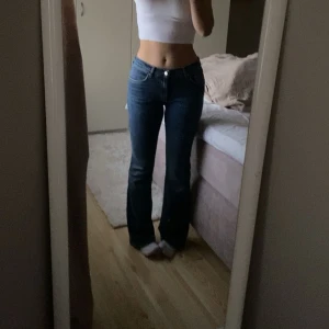 Blå jeans med bootcut - Säljer ett par snygga blå jeans i bootcut-stil. De är lågmidjade