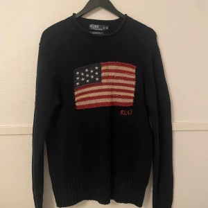 Polo Ralph Lauren Stickad Tröja - Köpte denna stickade tröja till min kille men han hade redan en så nu säljs den! Skitsnygg stickad tröja i storlek M för män🥰 Öppen för prisförslag!
