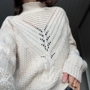 beige stickad tröja S - beige stickad tröja med hög krage, gott skick!