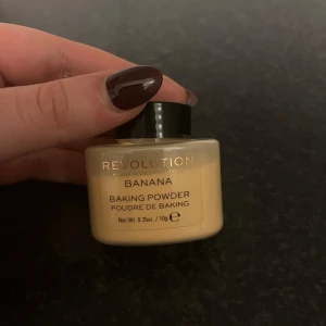 Banana Baking Powder - Säljer en Banana Baking Powder från Revolution. Perfekt för att sätta sminket och ge en jämn finish. Färgen är en ljusgul nyans som passar de flesta hudtoner. Perfekt för att ljusa upp under ögonen och ge en matt look. Lite använd (se bild) cirka 90% kvar i burken.