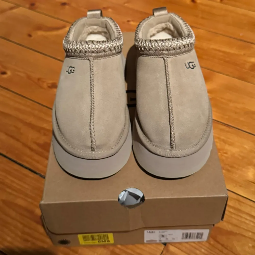 Säljer snygga och bekväma Ugg Tazz Mustard Seed. De är helt nya och har en mjuk insida som håller fötterna varma. Perfekta för höst och vinter! De har en stilren design med UGG-loggan på sidan och en robust sula för bra grepp. Finns i storlekarna 36 och 41.. Kengät.