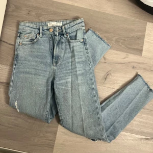 Mom jeans - Använda fåtal gånger, så jättefint skick! Passar XS