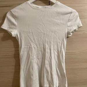Vit ribbad tshirt  - Den perfekta vita ribbade T-shirten från Weekday, storlek S 🤍
