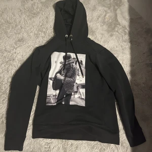 Limitato Hoodie - Väldigt fint skick. Har tappat bort lådan till hoodien.