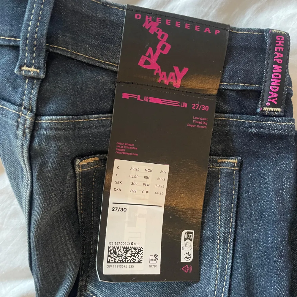 Säljer ett par snygga mörkblå bootcut jeans från Cheap Monday men köpta på weekday, byxorna ör helt nya och aldrig använda. Säljer på grund av att de var för stora! . Jeans & Byxor.