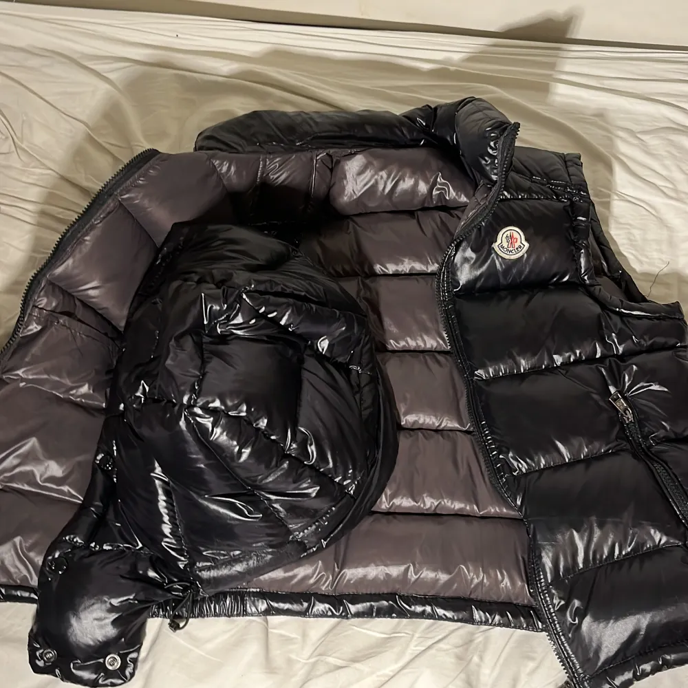 Säljer en snygg svart dunväst från Moncler i mycket bra skick. Västen har en glansig finish och dragkedja framtill. Perfekt  vinter, köpt för 1500. Säljs för 1000. Passar både M/S. Jackor.