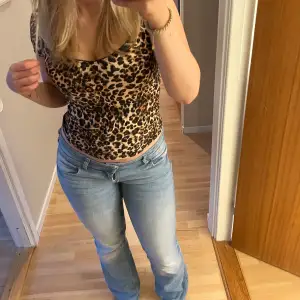 Snygg leopardmönstrad topp med korta ärmar och en smickrande v-ringning. Perfekt för en utekväll eller när du vill känna dig extra glamorös. Toppen är i ett stretchigt material som sitter bekvämt och framhäver figuren. ❗️Pris kan diskuteras❗️