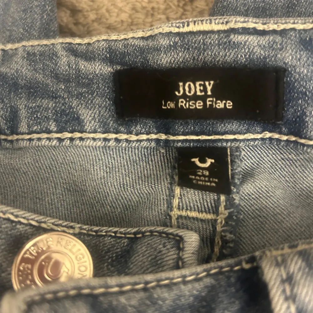 Säljer ett par snygga True Religion jeans i modellen Joey Low Rise Flare. De är i jätte fint skick och är iprincip i nyskick då jag knappt använda dom och de har inga tecken på användning. Säljer då de är för stora🫶 Storlek 28. Nypris: 1200. Jeans & Byxor.