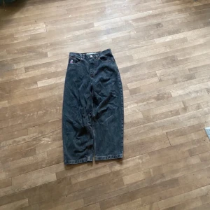 Svarta Polar big boy jeans - Säljer ett par coola svarta jeansfrån Polar Big boy i storlek XS. E använda och har en mild heelbite
