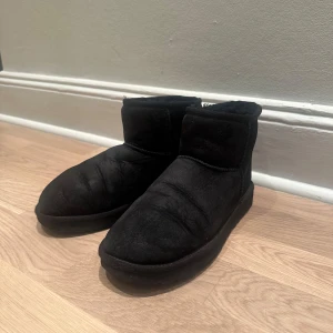 UGG Boots Classic Mini II Svart - Väldigt gosiga UGG Boots Classic Mini II i svart!  Storlek: 38 Färg: Svart Material: Utsida - Mocka, Insida - Får Skick: Bra