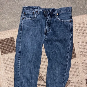 Levis jeans 501 - Är i bra skick,  Stl 30/32 . Säljs pågrund av det passar inte mig längre. Har några frågor/bilder kom dm