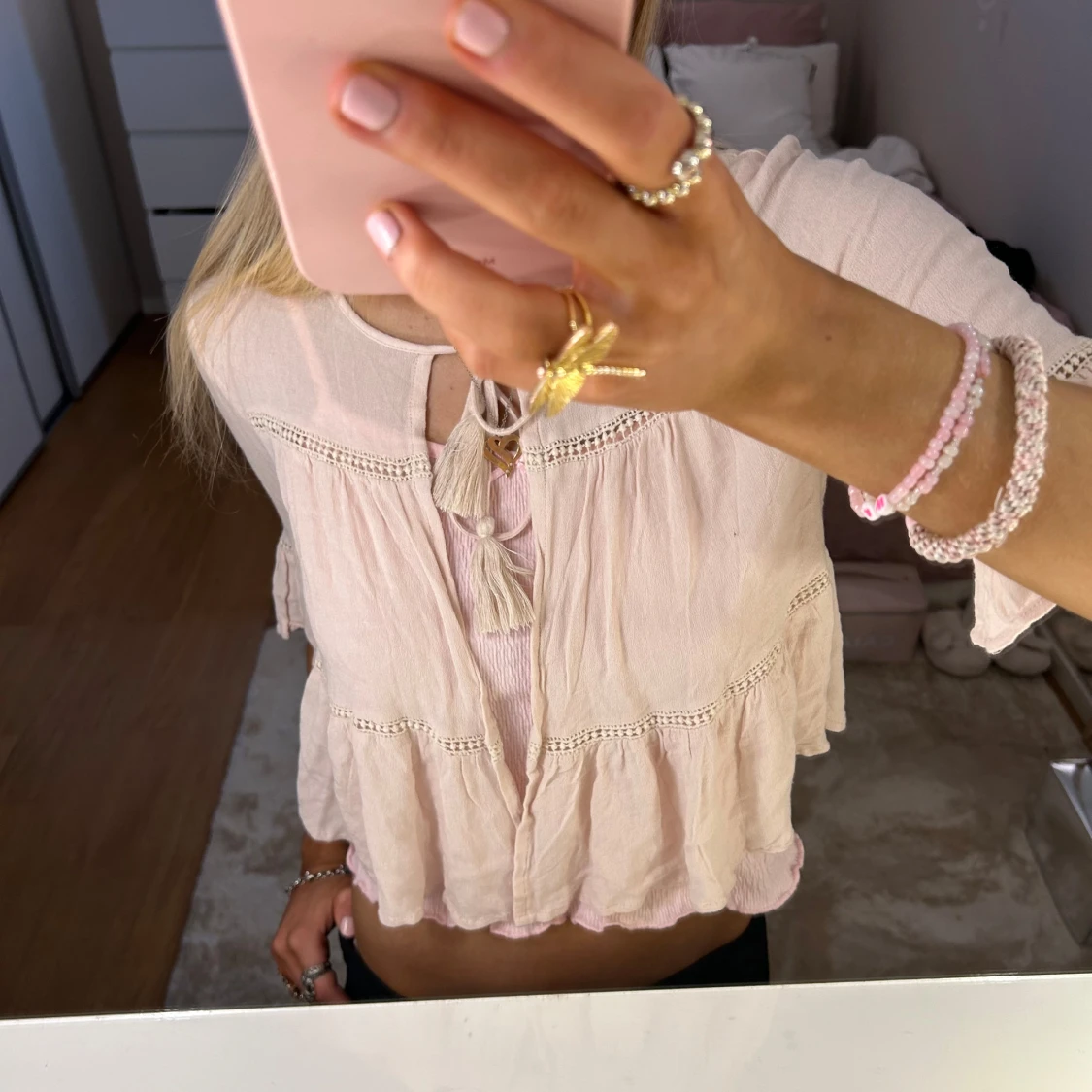 Ljusrosa blus med volanger - 92