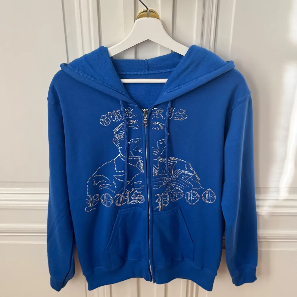 Säljer min blå rhinestone hoodie från Youspoo, som är i fint skick! Den har endast använts vid 2-3 tillfällen! Nån rhinestone har fallit av, men inget som syns! Stl: XS Skick: 8,5/10 Dm: Vid frågor eller funderingar:). Hoodies.