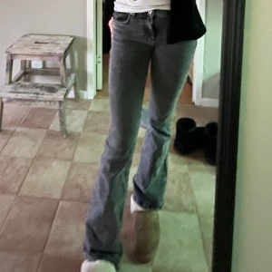 Low/midrised jeans - Low/midrised jeans från ginatricot, köpt för 500kr. 