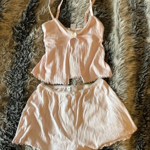 Rosa pyjamasset med spetsdetaljer - Säljer ett supergulligt rosa pyjamasset från H&M. Toppen är aldrig använt men shortsen några gånger men inte defekter! 💗