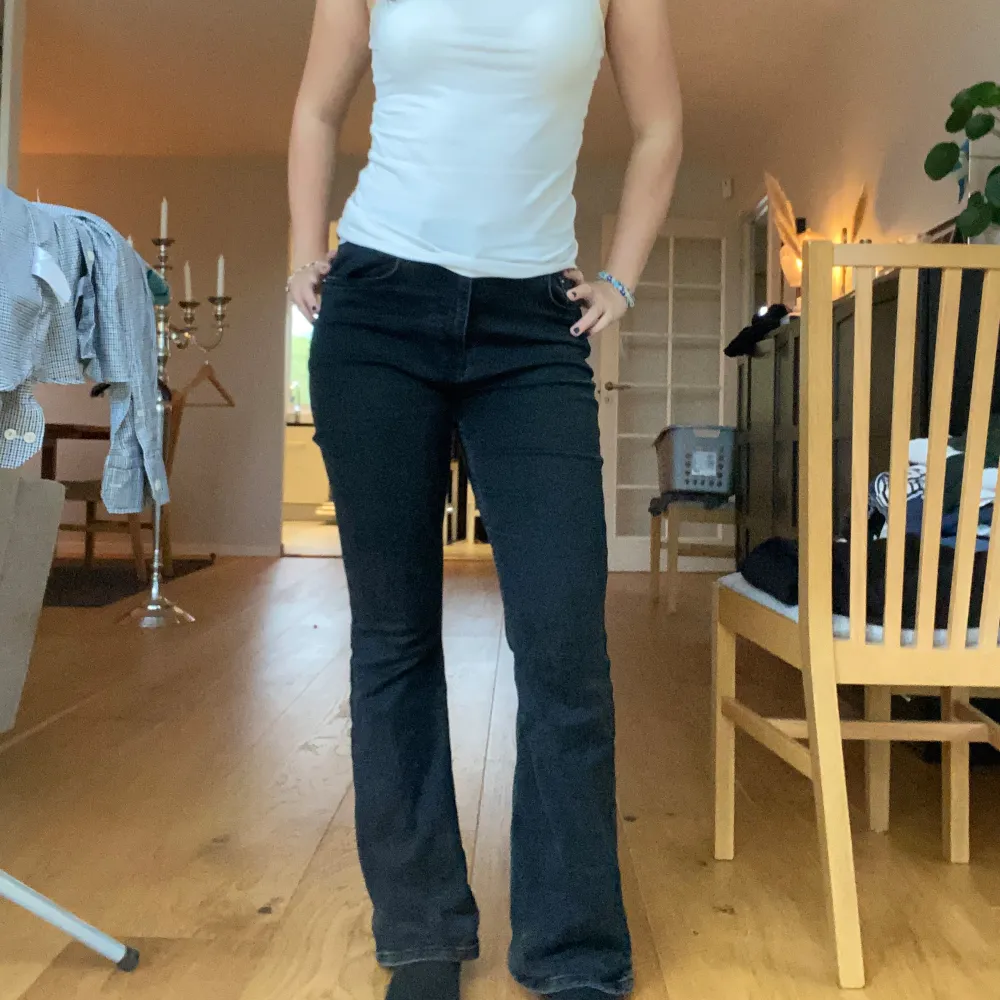 Säljer ett par svarta bootcut jeans i bra skick. De är mid waist och har en snygg passform som framhäver figuren. Perfekta för både vardag och fest! 🖤Använt flitigt men fortfarande i bra skick! Nypris 599 kr. Storlek 38 men passar mig som brukar använda 36. Relativt stretchigt material . Farkut & Housut.