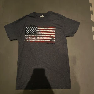 T-shirt med tryck - Säljer en snygg T-shirt me usa flagga print. Den är köpt i Vegas under sommaren och endast använt under tre ish kvällar. 