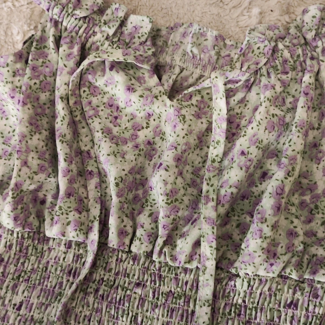 Blommig sommarklänning med volangdetaljer - 90