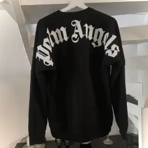 Säljer nu denna tröja från Palm Angels. Tröjan sitter som Medium, men passar även mig som använder Small. Inga tydliga tecken av användning, inga skador eller slitage. För ytterligare frågor samt funderingar, är ni välkomna att höra av er! 📩