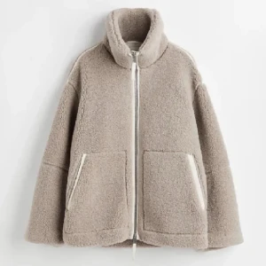 Beige teddyjacka från H&M - beige teddyjacka från H&M i storlek XS. Köpt här på Plick, själv har jag inte använt den så mycket 