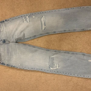Zara Ripped Jeans - Häftiga Zara jeans med snygga slitningar över. Storlek 38 och långa i benen! Passar mig som är 180 men säljer då jag sällan använder dem💗 Bra skick!