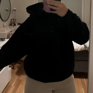 Svart hoodie - Oversized hoodie i storlek XS men passar upp till M