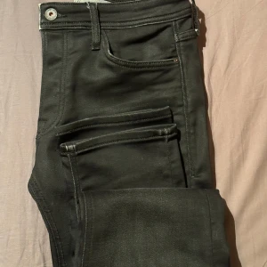 Jack & Jones Jeans - Sitter extremt nice, mer åt skinny hållet men inte skinny. Washed färg, ”grisch” om ni vill säga det. Lägger sig nice med arigatos eller airforce, även uggs. Stretch material med nypris på 1000-lappen. 