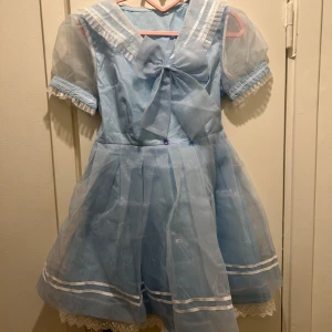 Kawaii klänning med rosett - Söt blå klänning med korta ärmar och en stor rosett fram och baktill. Kan finnas spår av katthår. 