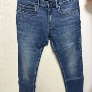 Calvin Klein jeans - Säljer dessa jeans från Calvin Klein i storlek 30/32. De är stretchiga och i straight fit. Mycket fina men passar inte mig längre.