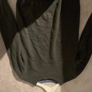 Mörkgrå kashmirtröja från John Lewis - Säljer en supermjuk och lyxig mörkgrön  kashmirtröja från John Lewis. Perfekt för att hålla sig varm och stilren under kyliga dagar. Tröjan har en klassisk design med rund hals och långa ärmar. Passar både till vardags och lite finare tillfällen. Ett måste i garderoben! 🖤 hör av dig för frågor eller annat liknade!