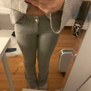Gina young jeans - Säljer ett par snygga ljusgråa jeans från gina young i jättefint skick. De är aldrig använda då de är lite korta på mig. De är väldigt stretchiga och sitter jätteskönt i midjan. De är i storlek 164 vilket jag tror motsvarar XS eller S🤍 Skriv vid frågor och skicka gärna prisförslag