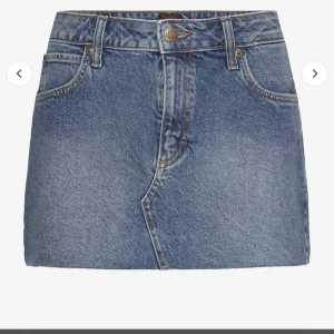 Jeanskjol - Kjol som inte kommer till användning längre. Den är lågmidjade och i jeans tyg. 