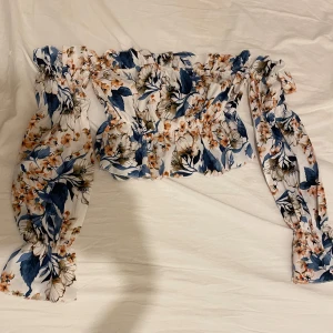 Blommig offshoulder topp - Super söt topp med blommor använd 1 gång 