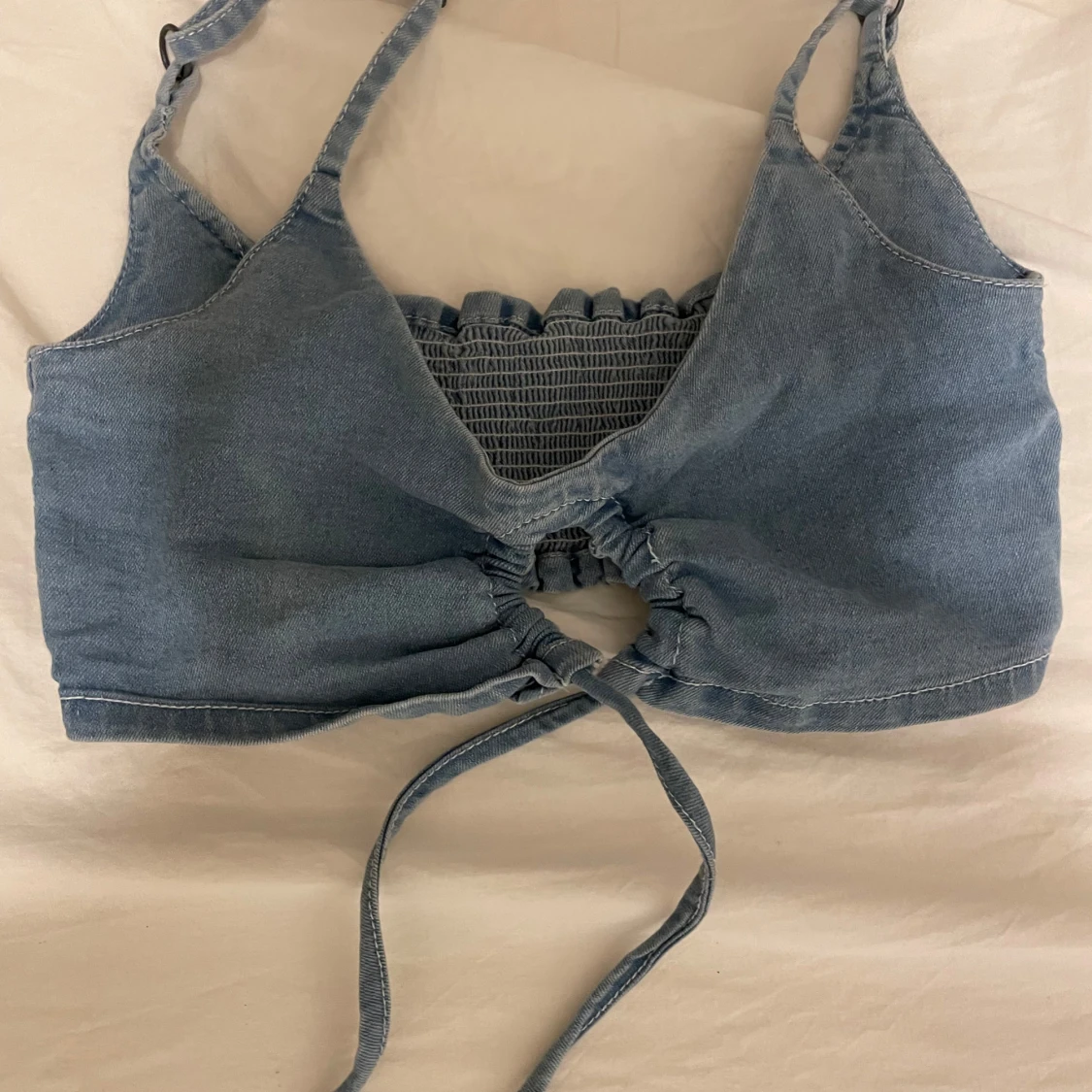 Blå jeanslinnetopp med knytning