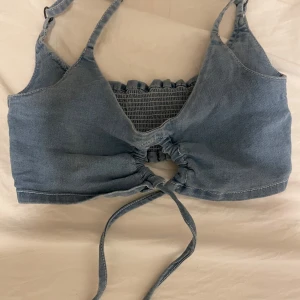 Blå jeanslinnetopp med knytning - Superduper söt jeans topp helt oanvänd då den är för liten