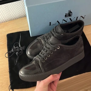 Lanvin cap toe (svarta) - BYTEN ÄR INTRESSANT|Lanvins i riktigt bra skick utifrån defekten på bild 4|Passar perfekt nu till vintern o snön|Extra snören och dustbag medföljer|Hör av dig vid funderingar|Pris kan diskuteras vid snabb affär| Mvh Malte
