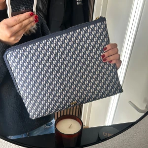 Mönstrad datorväska från MNG - Snyggt datorfodral från Mango! Knappt använd, inga defekter och passar perfekt till en dator!!!