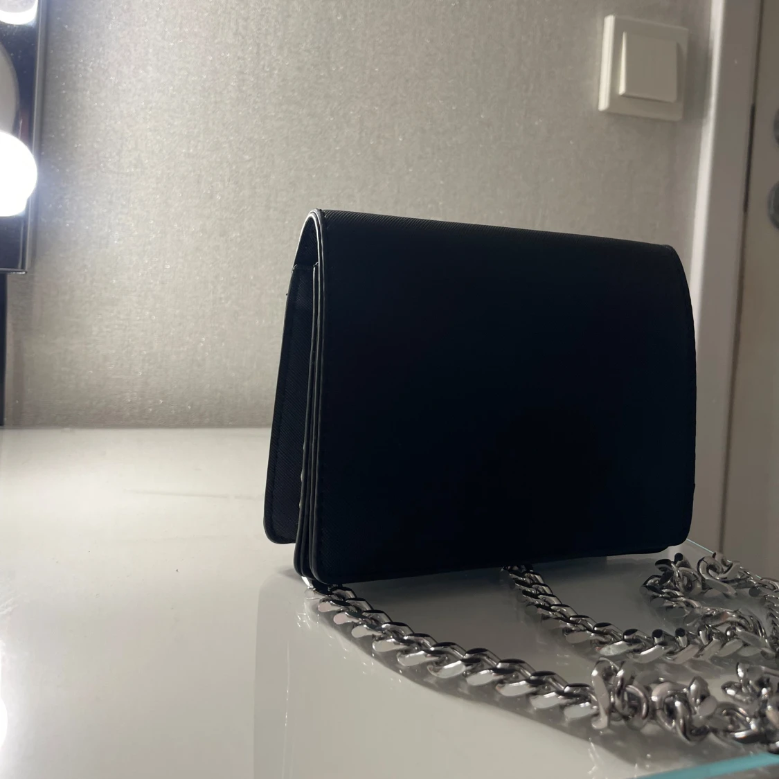Svart axelväska med kedja - 90