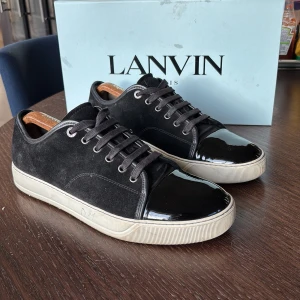 Lanvins  - Tja, säljer dessa stilrena och fräscha lanvins. Kondition ungefär 8, perfekt nu inför snöigt väder och mörkare dagar. Suddig autograf av fotbolls spelaren Dejan Kulesevski                                      ( se bild nmr 4 ) Säljer pga att de inte används på ungefär 6 månader, köpta december 2023 på CareOfCarl.