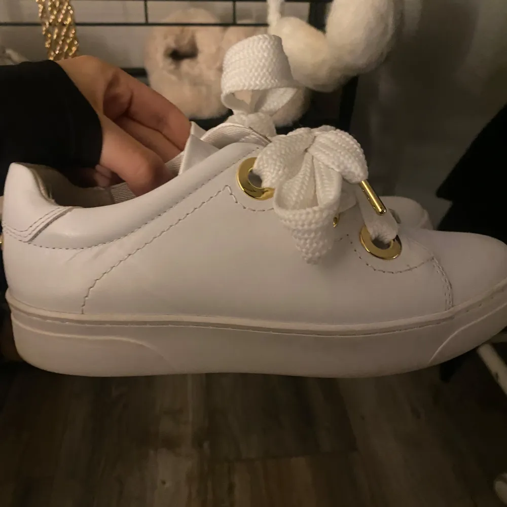 Säljer ett par vita sneakers från Agnes Cecilia med skit fina guldfärgade detaljer vid snörningen. Pris kan diskuteras! 🥰. Skor.