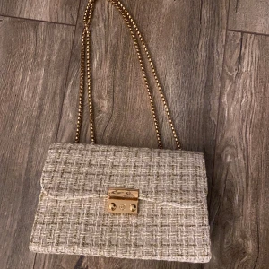 Vit axelväska   - Säljer en superfin vit/beige axelväska med guld detaljer. Pris kan diskuteras!🥰