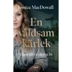 Jessica MacDowalls självbiografiska ”En våldsam kärlek” är ett starkt vittnesmål om män som slår och kvinnor som inte vågar gå.När Jessica möter Sebastian på sin bästa väns bröllop blir hon omedelbart förälskad. Han är snygg, smart och framgångsrik. Han får henne att skratta, hon känner sig åtrådd. Snart blir de sambor, gifter sig och får barn, samtidigt som Jessicas karriär som tv-producent tar fart. Det går fort – kanske alltför fort. De är det perfekta paret, men bakom den tjusiga fasaden går livet överstyr.MacDowall blottar en spiral av våld, medberoende, skam och skuld, och berättar hudlöst om kampen för att finna en väg ut, inte minst för barnens skull. Allt i ett samhälle där bevisbördan ligger på offret och inte på förövaren.    Format Inbunden   Omfång 352 sidor   Språk Svenska   Förlag Bokförlaget Forum   Utgivningsdatum 2023-03-02   Medverkande Maria Sundberg   ISBN 9789137503158  