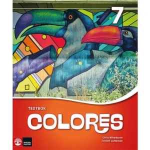 Colores 7 Textbok (häftad) - Läromedlet har fokus på fraser och muntlig kommunikation. Eleverna får en inblick i olika spansktalande länders kultur och samhälle och i varje bok presenteras några länder mera grundligt.  Varje bok är uppbyggd kring temaområden med bastexter och valbara texter. Bastexterna är tänkta för alla och inleder varje temaområde.  De valbara texterna, Más textos, finns i tre svårighetsgrader och tar upp olika ämnen kopplade till temat.   Textbok 7 Takt och svårighetsgrad kan anpassas då eleven först arbetar med bastexter med lugn progression och sedan jobbar vidare med valbara texter på olika nivåer (Más textos). Bastexterna bygger till stor del på dialoger, men det finns en stor variation av texttyper i de valbara texterna. Temakapitlen är nu fler, kortare och tydligare än i den tidigare upplagan. Eleverna får öva på samtliga förmågor och på strategier av olika slag för att successivt bygga upp språkkunskaperna. Övningsbok 7 Övningsboken innehåller många nya övningstyper med förmågorna i fokus. Efter varje övningsdel kan eleverna reflektera över och utvärdera sina kunskaper i uppgifterna ¿Recuerdas? och Evaluación. I både tryckt och interaktiv bok ingår ett flertal webbövningar där eleverna kan arbeta vidare med det aktuella kapitlet på egen hand. På webben finns även övningsbokens hörövningar tillgängliga för de elever som arbetar med den tryckta boken. Lärarhandledning Lärarhandledningen ger dig hjälp och stöd oavsett arbetssätt. Det finns bland annat tydliga mål, färdighetsprov och kapiteltest, stöd för bedömning och facit. I lärarhandledningen ges också förslag på spel, lekar och extraövningar av olika slag. Lärarhandledningen är webbaserad och licensen gäller för en lärare i 12 månader.   Färdighetsprov NYHET! Till varje årskurs finns nya färdighetsprov och kapiteltest som prövar de olika förmågorna. Det finns både ett ordinarie prov och ett anpassat prov. Det anpassade provet berör kärnan i temat och är av enklare karaktär för de elever eller grupper som är i behov av en mer avskalad studietakt. Proven ingår i lärarhandledningen.   Digitalt extramaterial ingår Colores fortsätter på webben med bland annat ljudfiler, ett stort antal övningar och grammatikfilmer.  Digitalbok Digitalboken är en kopia av boken (ej skrivbar).     Format Häftad   Omfång 120 sidor   Språk Svenska   Förlag Natur &amp; Kultur Läromedel   Utgivningsdatum 2016-05-18   Medverkande Anneli Lutteman   Medverkande Helen Miller Crafoord   Medverkande María Simavilla   ISBN 9789127444249  