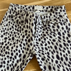 Leopardmönstrade jeans från Ralph Lauren - Säljer ett par coola leopardmönstrade jeans från Denim & Supply Ralph Lauren. De är i bra skick och har en snygg dragkedjedetalj vid bensluten. Perfekta för att sticka ut i mängden! 🐆modellen på byxorna är stuprör och de är i storlek 27. 