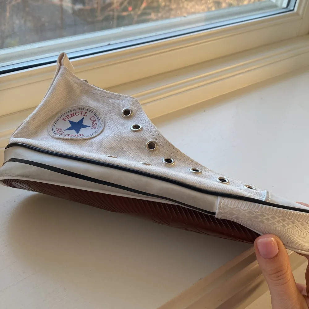 Coolt pennfodral som ser ut som en Converse sneaker med dragkedja. Perfekt för att förvara pennor och andra småsaker. . Övrigt.