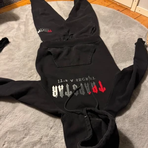 Trapstar tracksuit - Storlek M men den är liten i storlek så passar S  