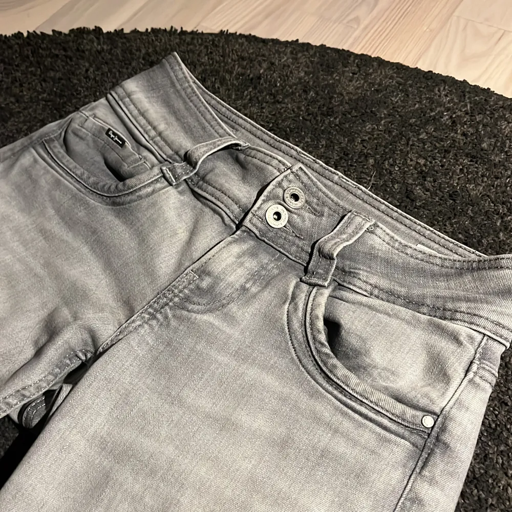 Säljer ett par grå Pepe jeans som är straight i modellen, bra skick i storlek 25x30🌟säljer dem för 279 + frakt. Hör av er vid intresse!. Jeans & Byxor.