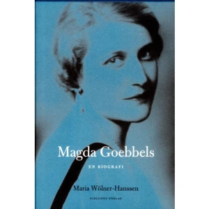 Magda Goebbels : en biografi (inbunden) - Hon fingrade på den lilla dosan hon hade i kjolfickan. Alltsedan februari hade hon ständigt burit sju cyankaliumkapslar i fickan, beredd till brådstörtad resa, ifall att. Och nu var det dags. Magda Goebbels föddes som Johanna Maria Magdalena Behrend i Berlin 1901. Föräldrarna skiljs tidigt och Magda flyttar vid fem års ålder på faderns inrådan till en klosterskola i Belgien. Under nio år är Belgien hennes hemland och franska hennes modersmål. I samband med första världskrigets utbrott tvingas familjen flytta tillbaka till Berlin. Här möter Magda den judiska familjen Arlosoroff vars äldste son, den sionistiske aktivisten Viktor Chaim Arlosoroff, blir hennes nära vän. Tillsammans arbetar de för fattiga judar i Berlins östra stadsdelar, och Magda engagerar sig politiskt för den sionistiska saken. Efter avlagd studentexamen påbörjar Magda en högre utbildning i Goslar, men gifter sig snart med den väsentligt äldre affärsmannen Günther Quandt, och föder 1921 sonen Harald, det enda av hennes sju barn som skulle undkomma andra världskriget med livet i behåll. Men livet som miljonärshustru motsvarar inte hennes förväntningar besviken och frustrerad över sin torftiga hemmafrutillvaro begär Magda skilsmässa efter knappt tio år. Efter skilsmässoförhandlingarna inleder hon ett utsvävande liv i det eleganta Berlin, men egentligen längtar hon efter ett arbete. Genom vänner i societeten kommer hon i kontakt med NSDAP och börjar arbeta ideellt i nazisternas arkiv. Här möter hon så Joseph Goebbels och förälskar sig inte bara i honom, utan också i nazismen och Hitler. Hädanefter är hennes liv intimt förknippat med den nazistiska saken, ända fram till den fasansfulla undergången. Att försöka följa och förstå Magda Goebbels liv innebär att lägga ett komplicerat och fascinerande pussel. Hur är det möjligt att med hennes bakgrund bli en övertygad nazist och antisemit? Att så älska Hitler att hans död med nödvändighet också måste bli hennes och hennes barns död? Maria Wölner-Hanssens skildring går tätt inpå Magdas inre liv och belyser frågor kring de kvinnliga nazisterna, vars bevekelsegrunder och skuld ofta ställts i skymundan och viftats bort som okunnighet.    Format Inbunden   Omfång 264 sidor   Språk Svenska   Förlag Gidlunds förlag   Utgivningsdatum 2013-09-13   ISBN 9789178448760  